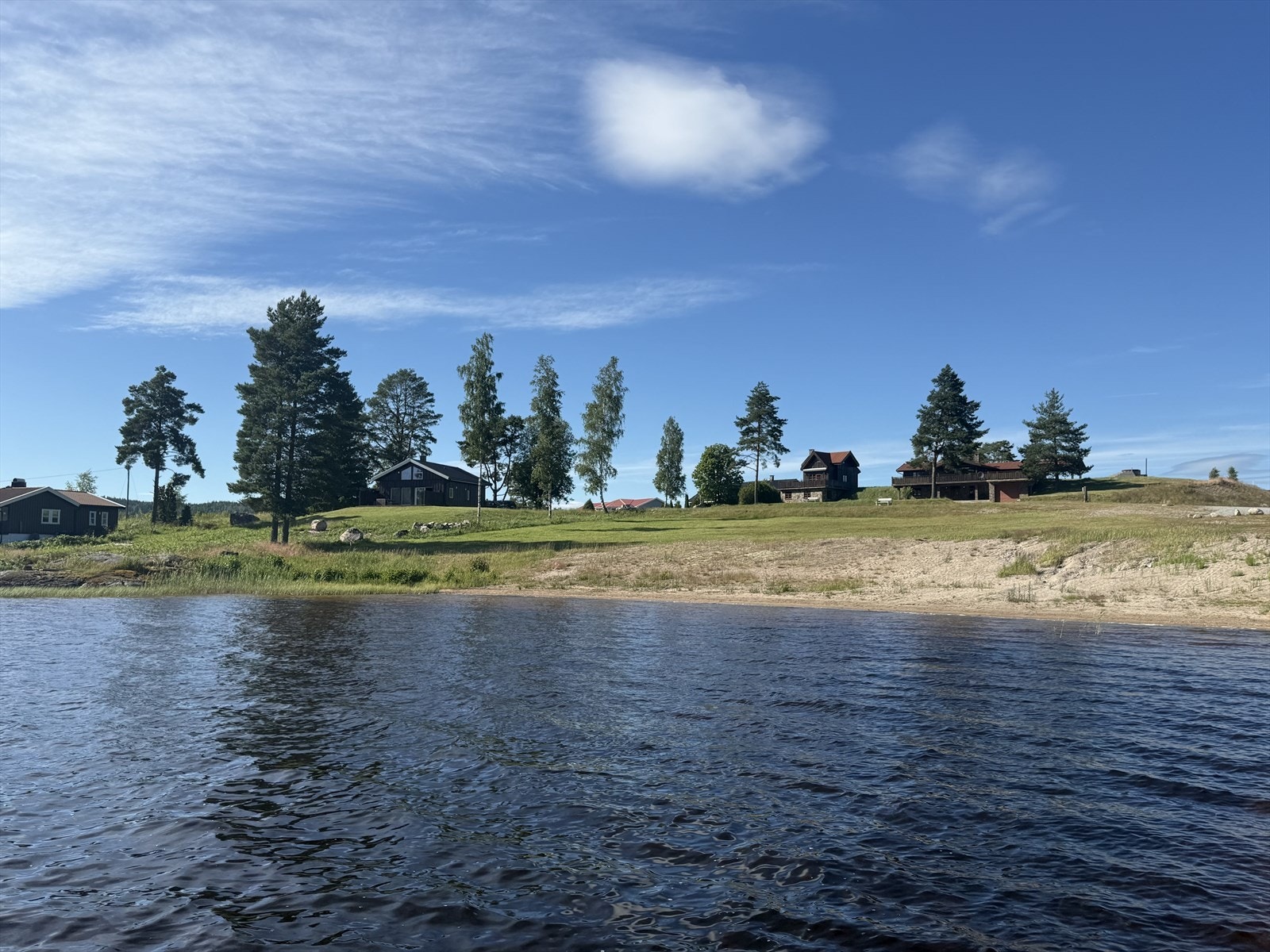 Nydelig sandstrand rett på nedsiden av hytta. Galleribilde
