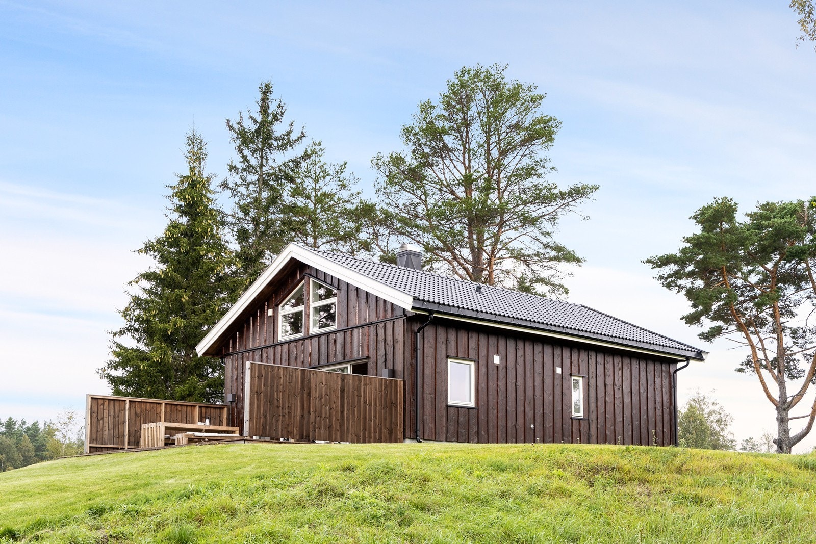 Solforholdene er gode og fra hyttas terrasse er det idyllisk utsikt rett til vannet. Galleribilde