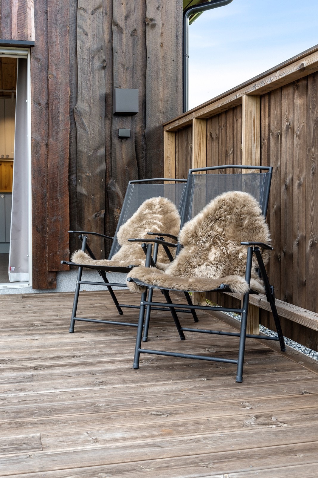 Terrassegulvet har rillet, impregnerte terrassebord og mot både øst og vest er det levegger. Galleribilde