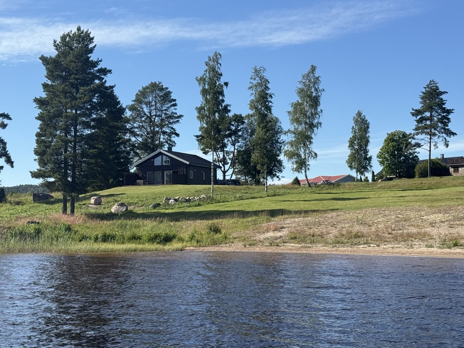 Søndre Digerneset 105 er en flott "ny" hytte med helårs bilvei, strøm, vann/avløp og strandlinje. Galleribilde