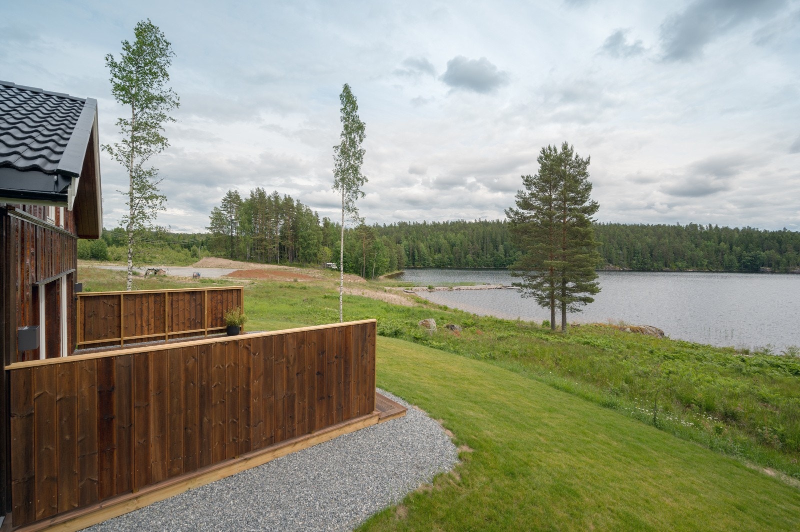 Fra hyttas stue, kjøkken og terrasse er det uhindret idyllisk utsikt rett til vannet. Galleribilde