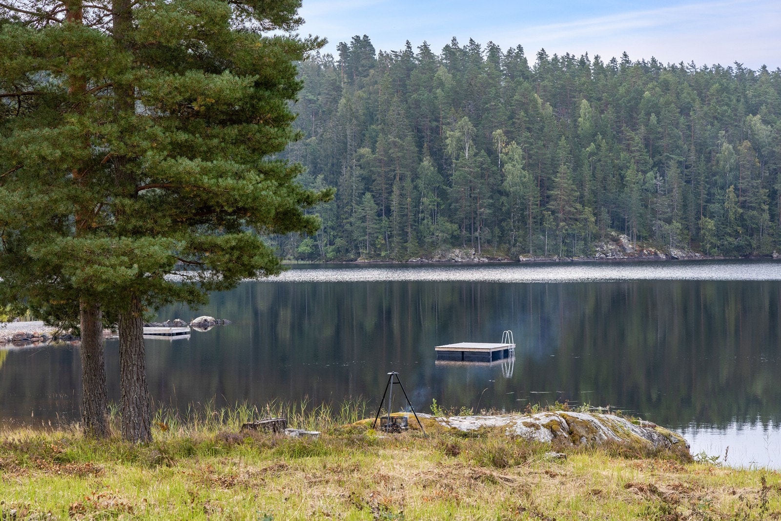 Flotte små badestrender er gjemt over hele Mjermen og et sykkeleldorado finnes på skogsbilveier (med bom). Det er milevis med skiløyper og skøyteis i nærområdet. Galleribilde