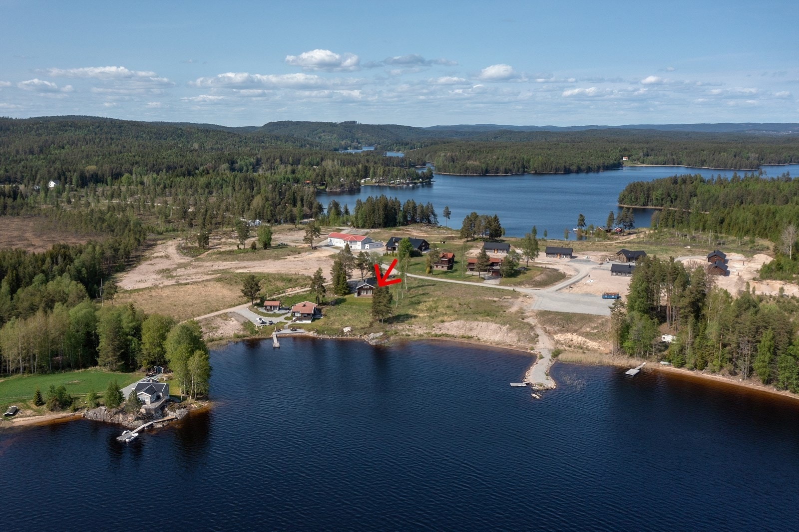 Mjermen strekker seg på to sider av hyttefeltet og skogen omkranser området. Galleribilde