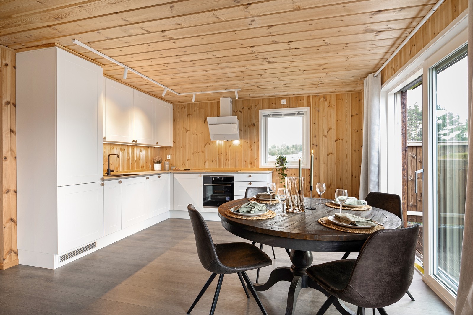 Kjøkkeninnredningen er fra Aubo og montert i L-form og har integrerte hvitevarer koketopp, stekeovn, oppvaskmaskin og kjøl/frys. Galleribilde