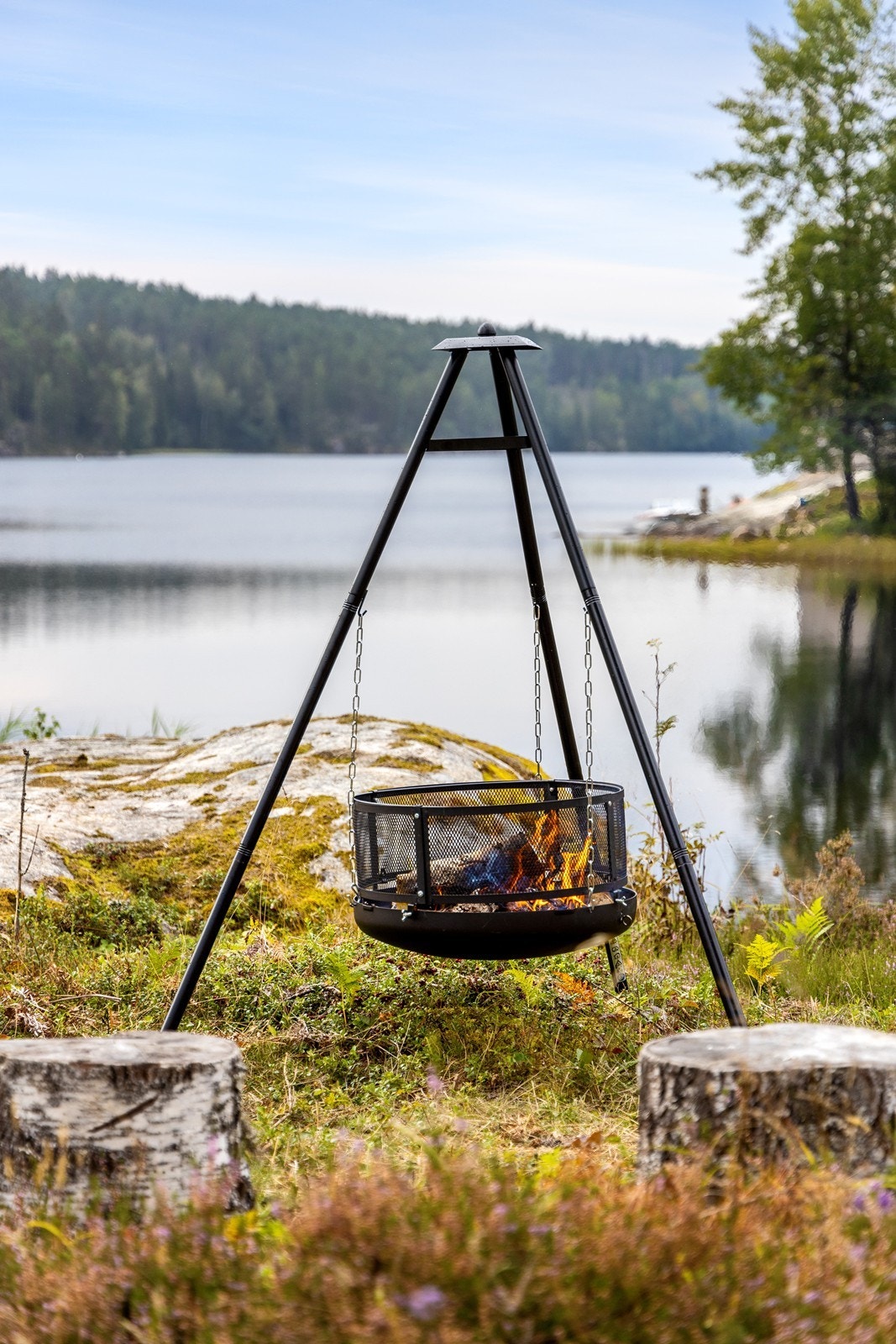 Hytta ligger på et nyere hyttefelt med felles badeplass, servicehus og båtbrygge. Galleribilde