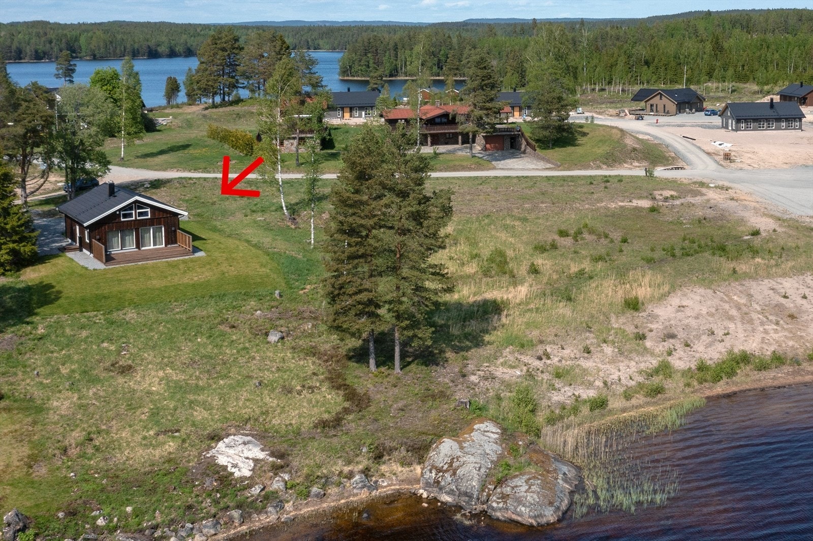 Beliggenheten er vestvendt og sjeldent praktfull med strandlinjen og utsikten mot vannet. Galleribilde