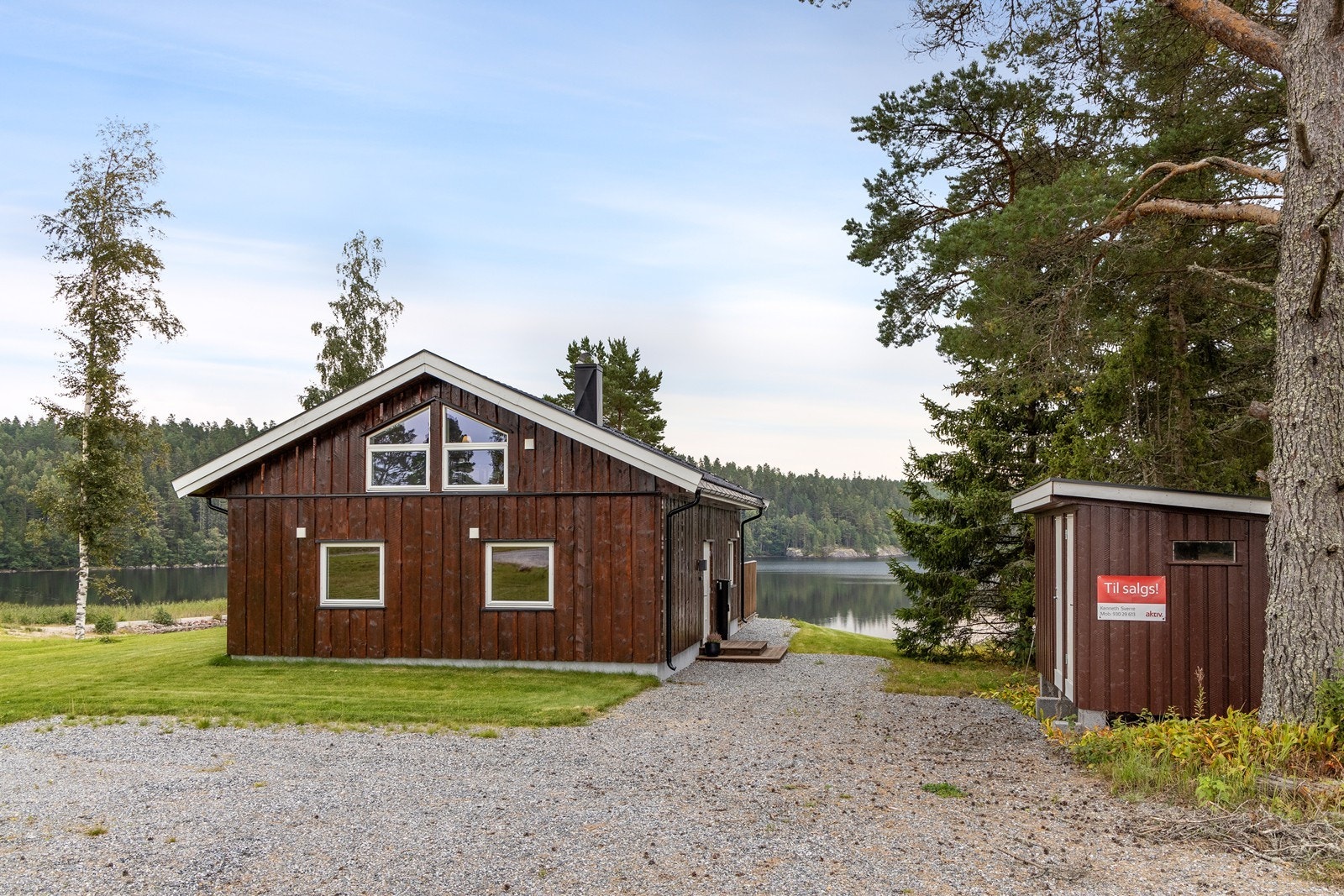 Innkjørsel og gårdsplass er gruset og har plass til flere biler. Det er lagringsplass i utebod. Galleribilde