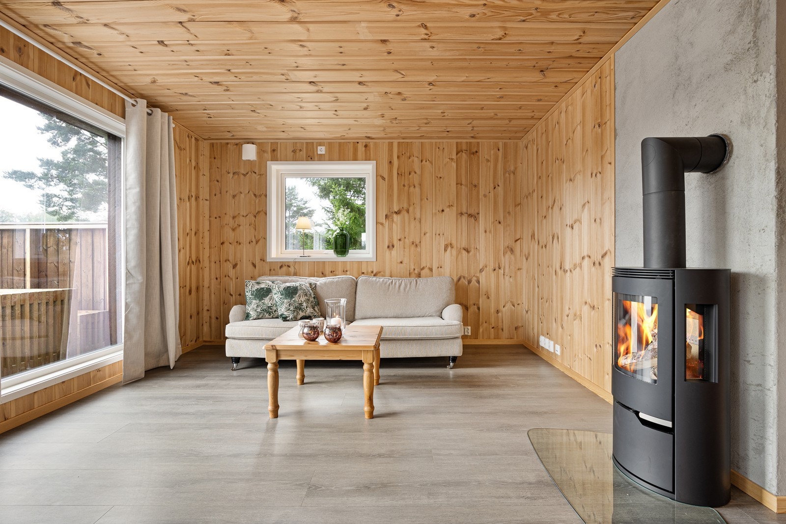 I sofasonen har stua en moderne peisovn med glass på tre sider, slik at flammene er synlig fra hele rommet. Galleribilde
