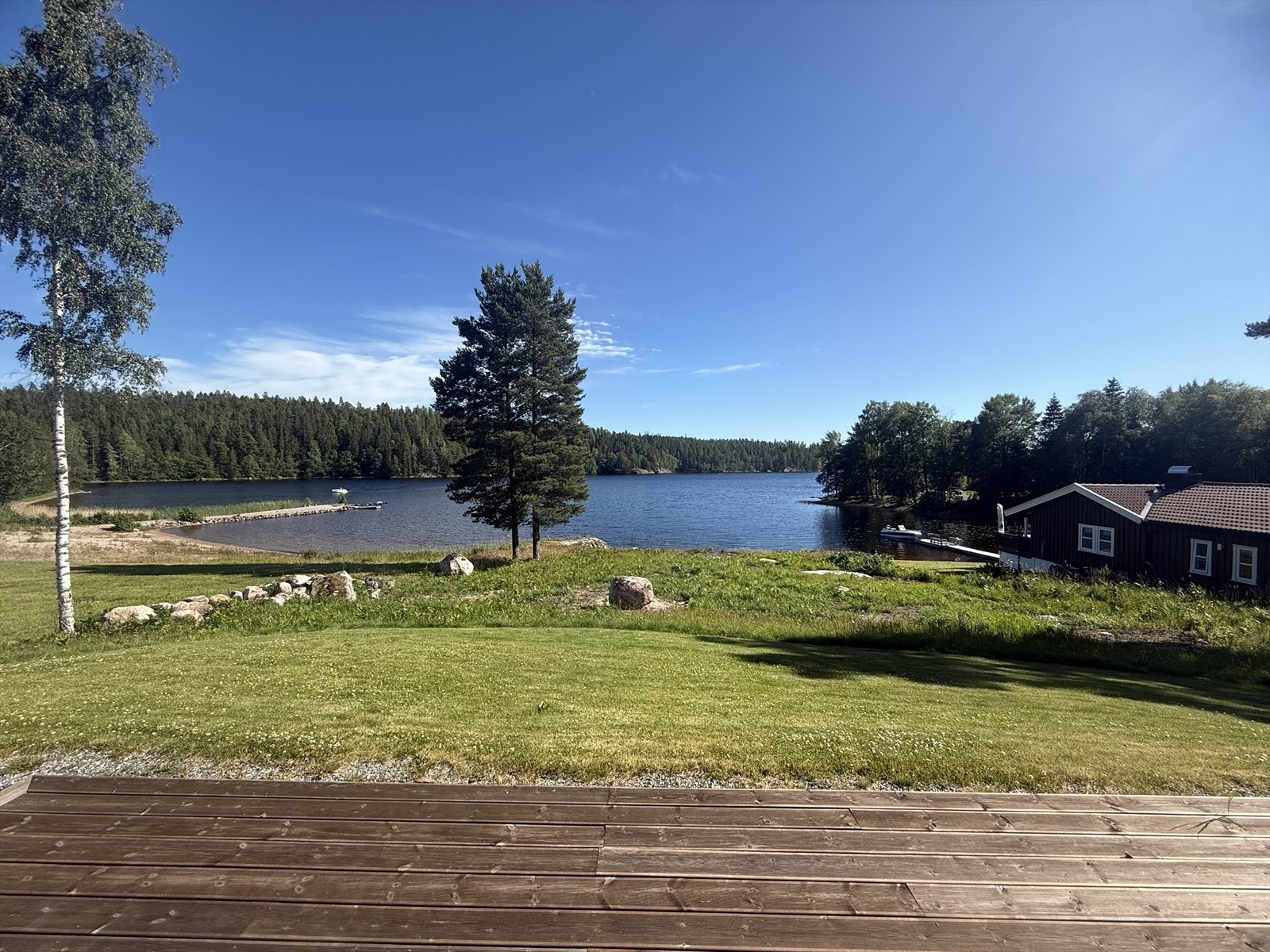 Herlig kulturlandskap med milevide skogsområder omkranser sjøen, noe som gir idylliske tur- og rekreasjonsområder på helårsbasis. Galleribilde