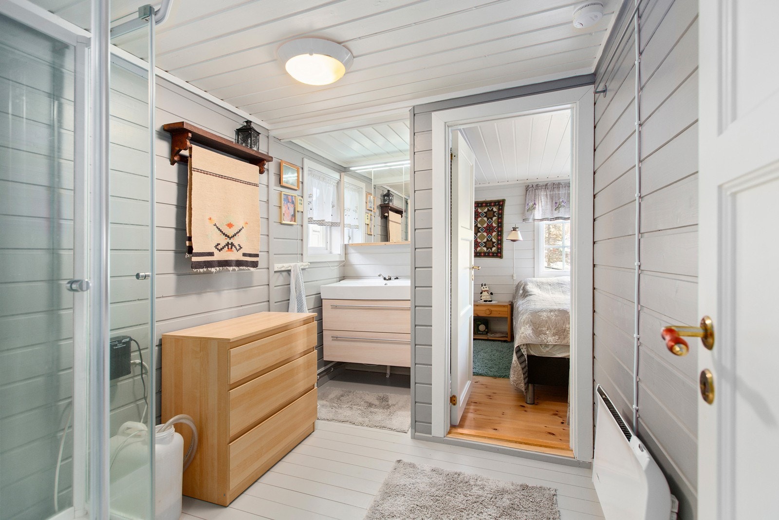 Dusj og vaskeservant med vann fra vannkanne. Galleribilde