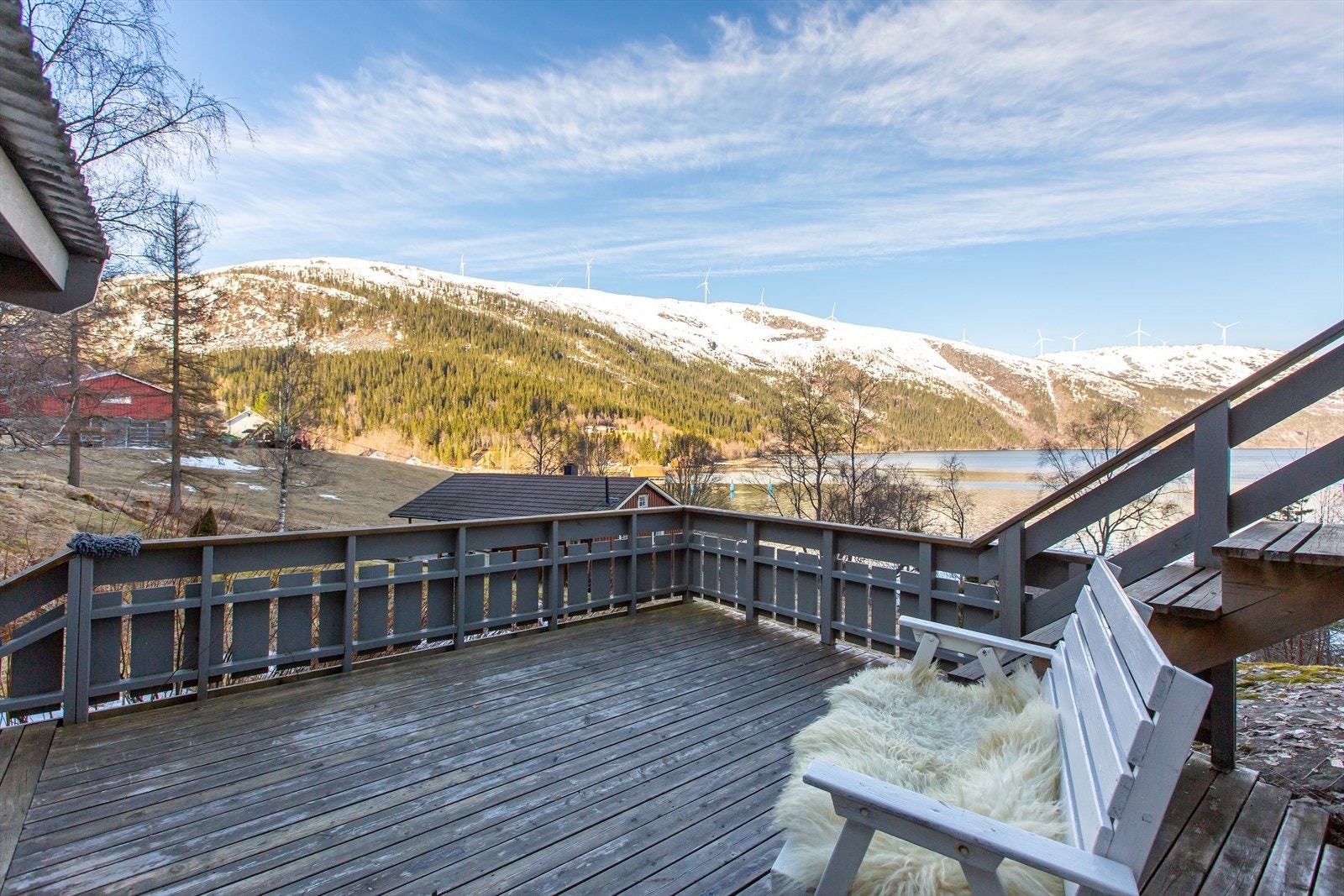 Mange fine plasser å sitte på rundt huset Galleribilde