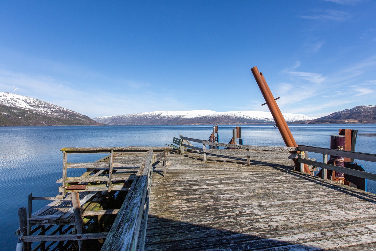 Brygga ved siden av fergeleiet med gjestebrygge for legge til båt Galleribilde