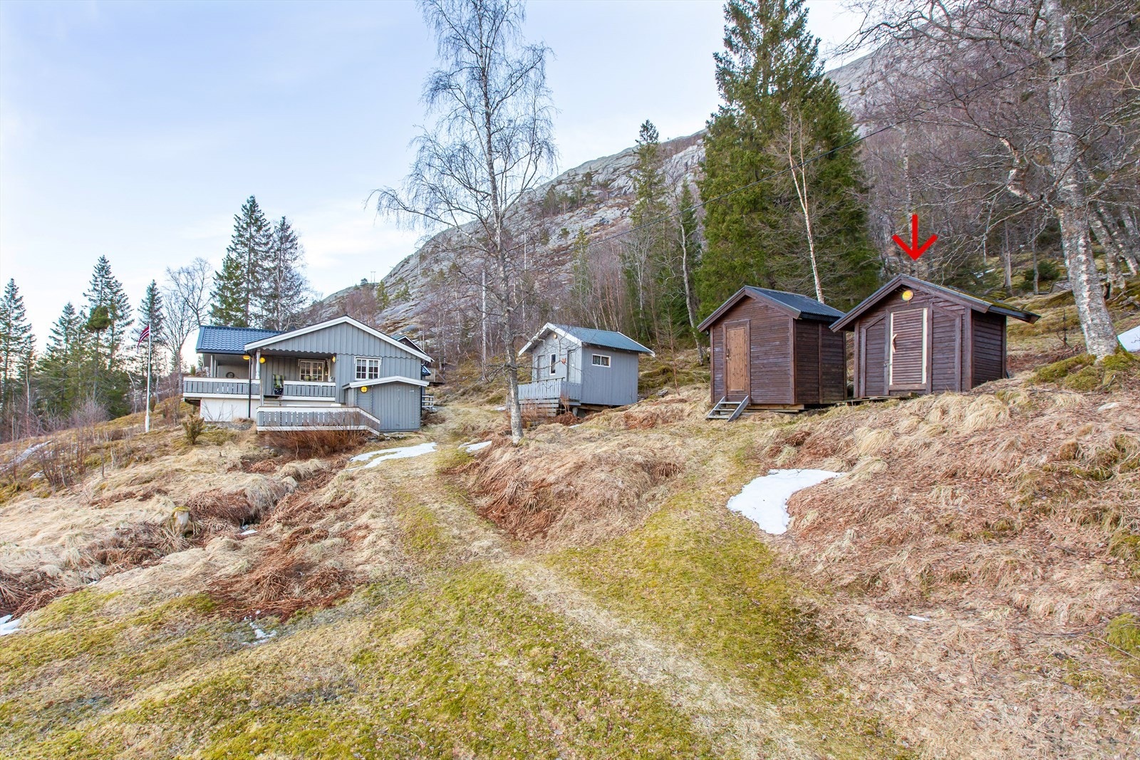 Vann hentes i brønnhuset på vinteren. (Den nærmeste bygningen) Galleribilde