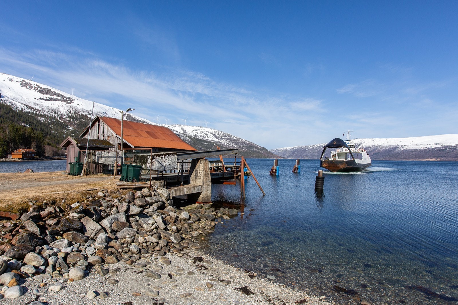 Ferjesambandet Mosjøen-Hundåla-Dagsvik trafikkerer Vefsnfjorden på Helgeland som del av fylkesvei 7272. Sambandet betjener ferjekaiene Mosjøen, Vikdalen, Hundåla og Sørnes i Vefsn kommune. Galleribilde