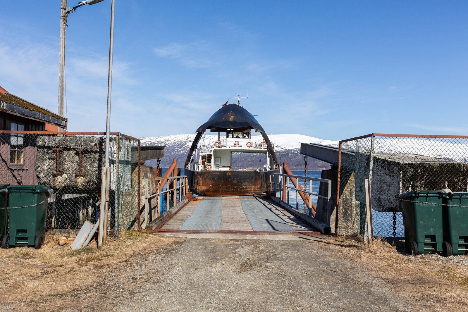 Ved fergekai er det utplasserert avfallsdunker som det ordinære husholdningsavfallet kan sorteres og leveres i. Galleribilde