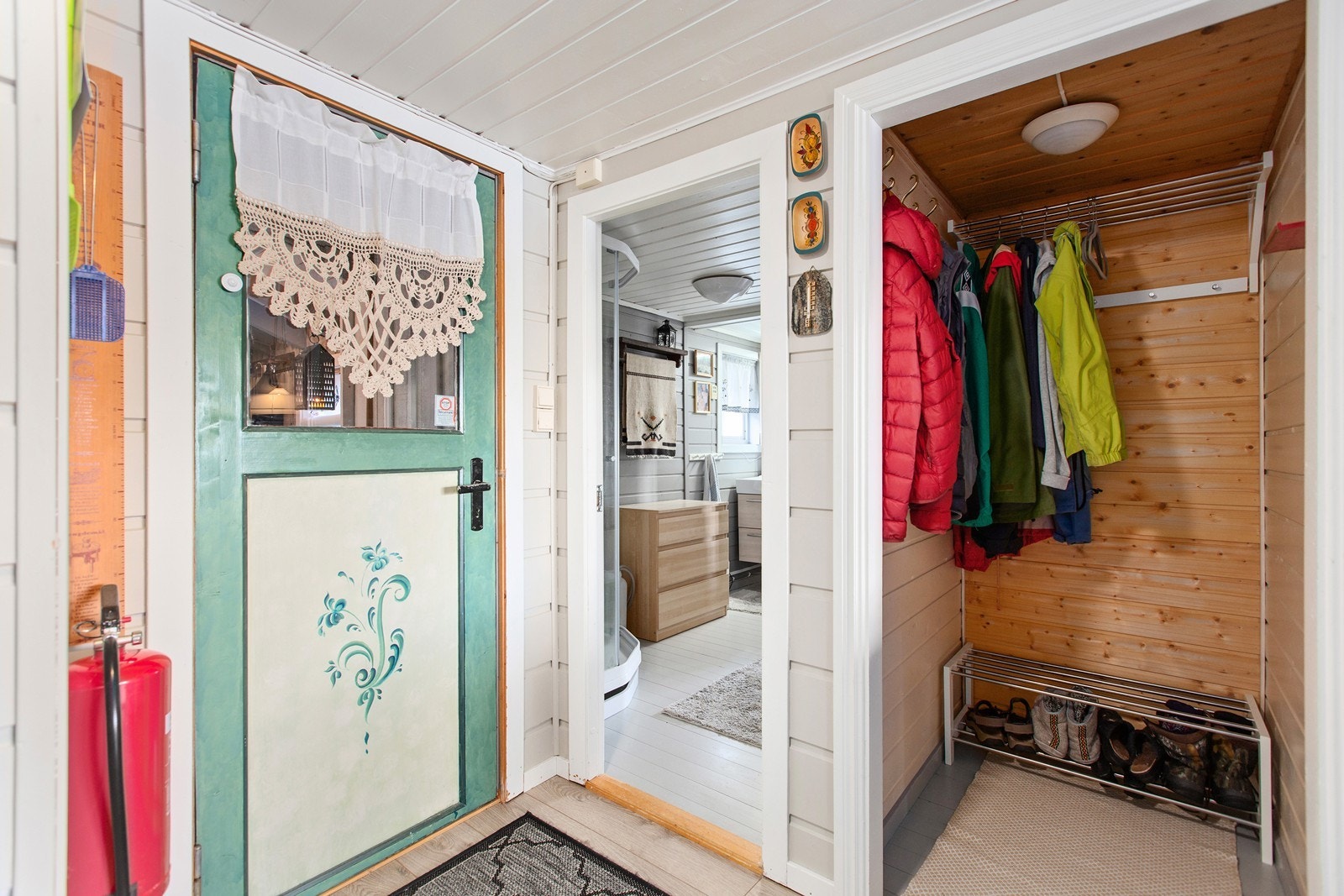 Garderoberom hvor du kan henge opp yttertøy Galleribilde