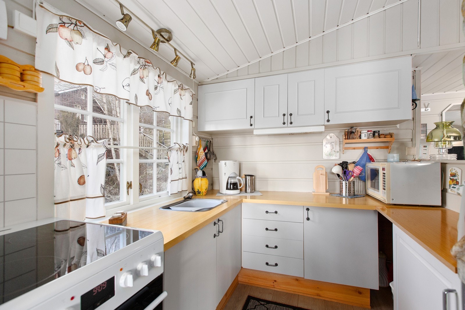 Godt med skap og benkplass. Kjøkkenvask med vannkanne. Galleribilde