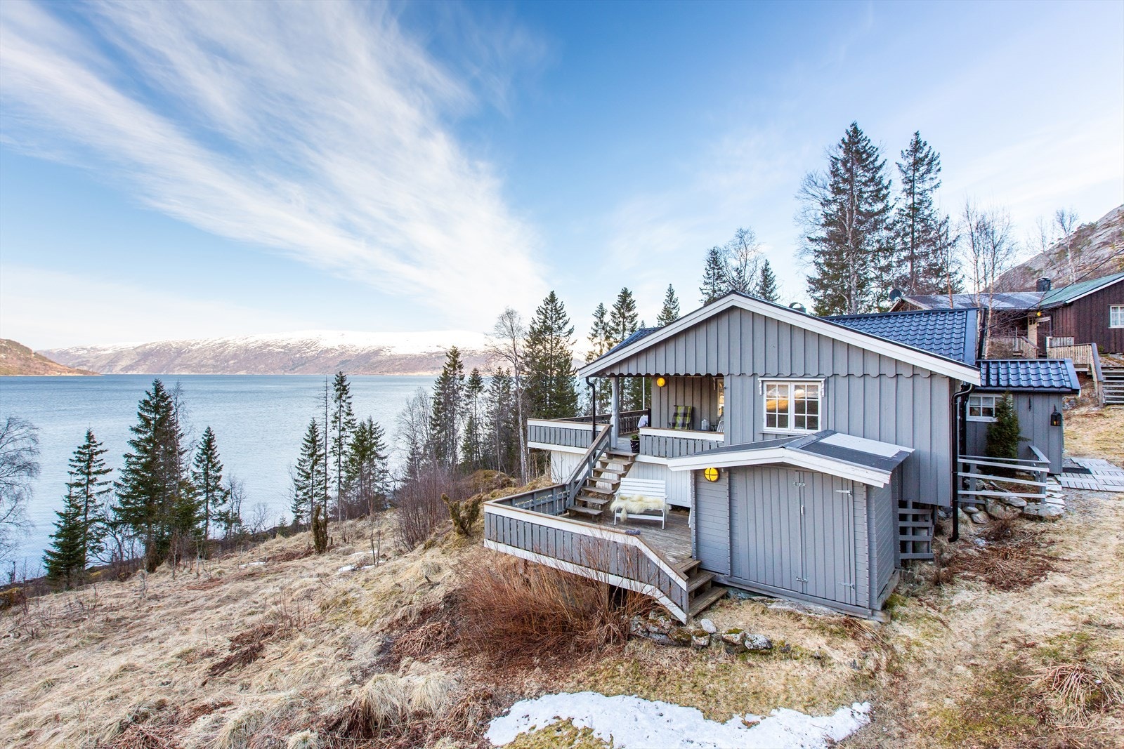 Eiendommen ligger flott til med utsikt utover havet. Galleribilde