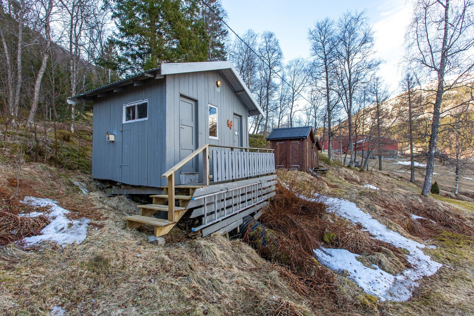 Vedskøt og utedo Galleribilde