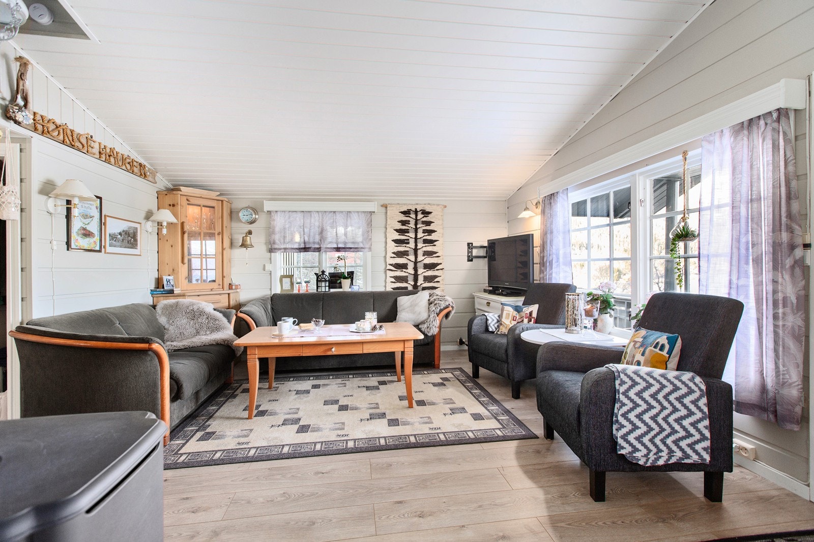 Stua er romslig og har plass til både sofa og godstoler Galleribilde