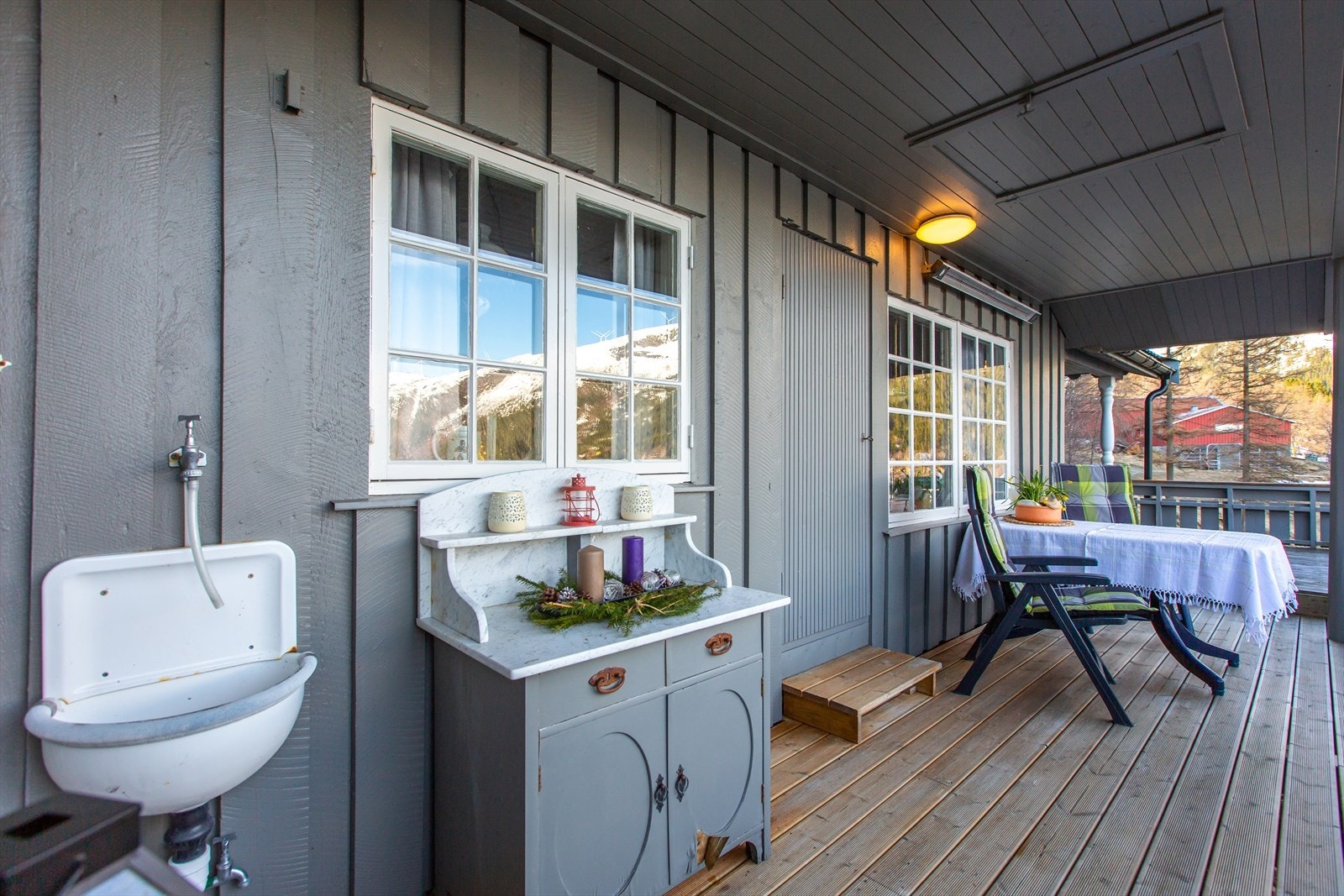 Vannpost og vask ute på altanen Galleribilde