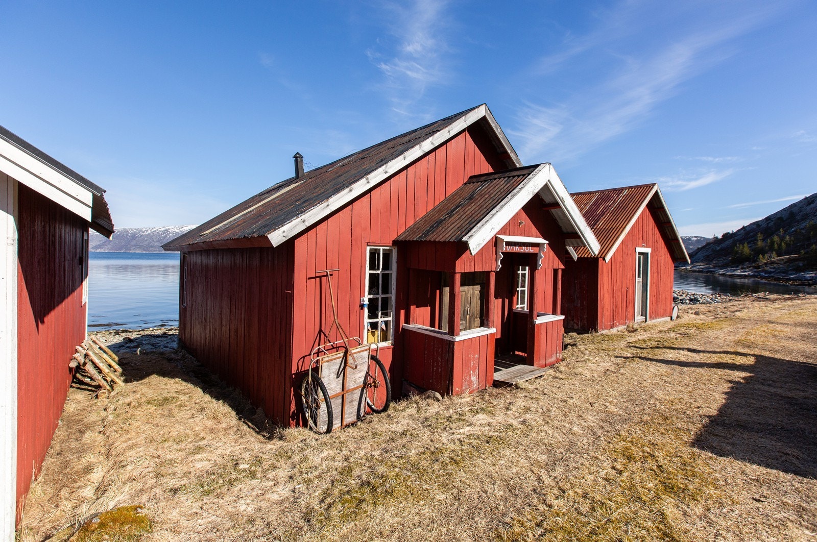Naustrekke, den nærmeste blir brukt til hyggelige arrangementer for bygdas beboere og hyttefolk Galleribilde