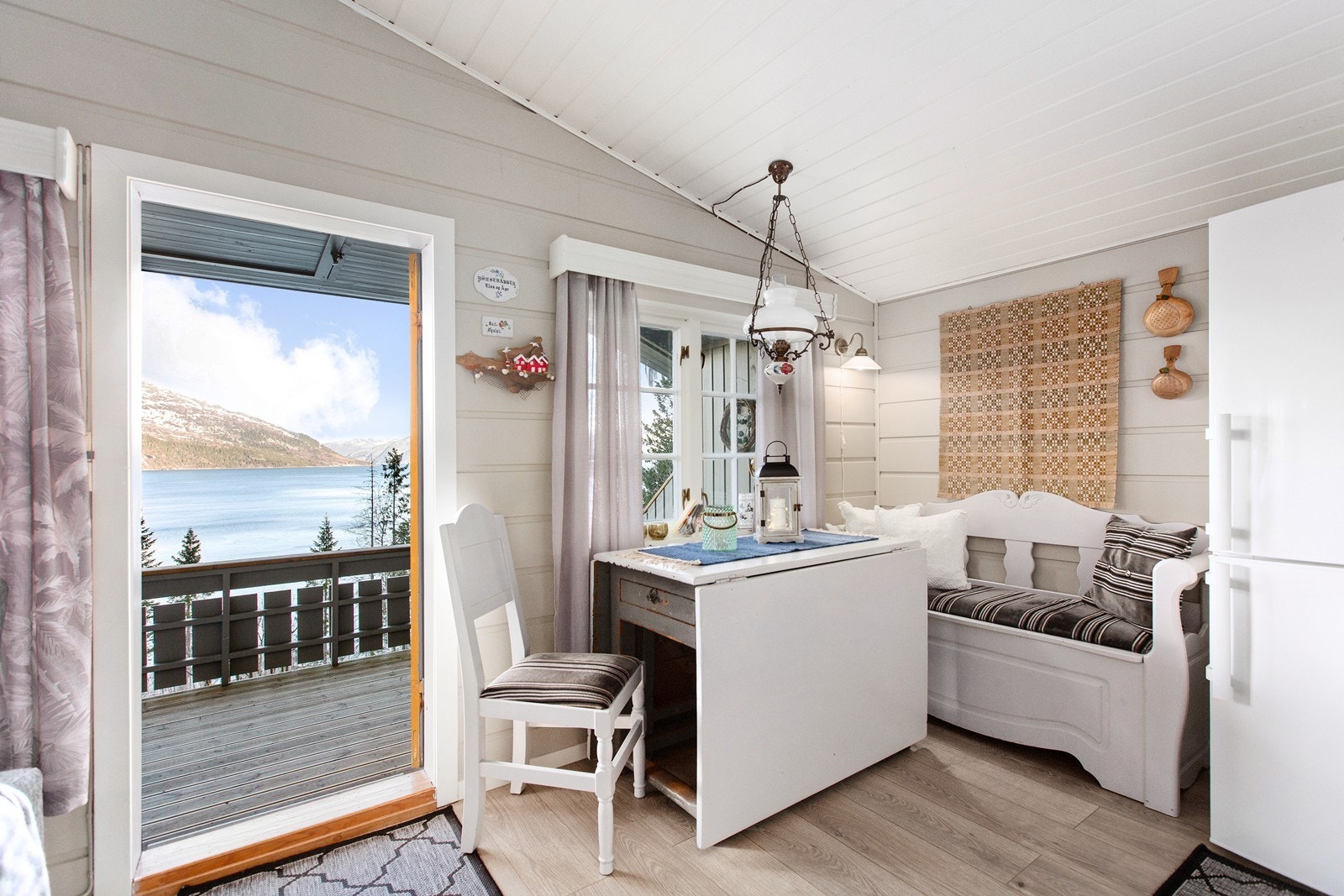 Fra stua er det utgang til terrassen Galleribilde