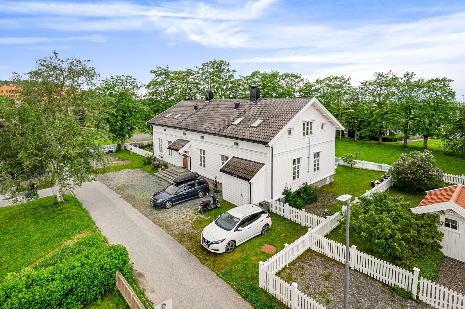 Leiligheten disponerer en privat bod i kjelleren, med adkomst via dør på høyre side av inngangspartiet. Galleribilde