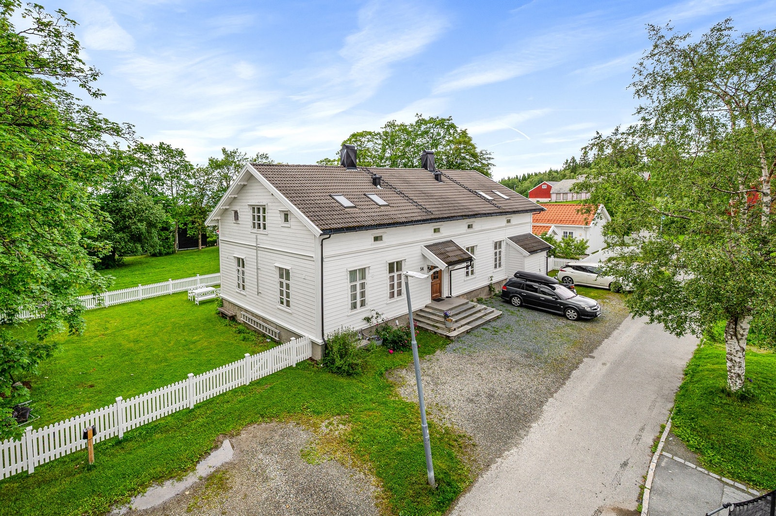 Det er biloppstillingsplass på forsiden av boligen, og mulighet for elbillading. Galleribilde