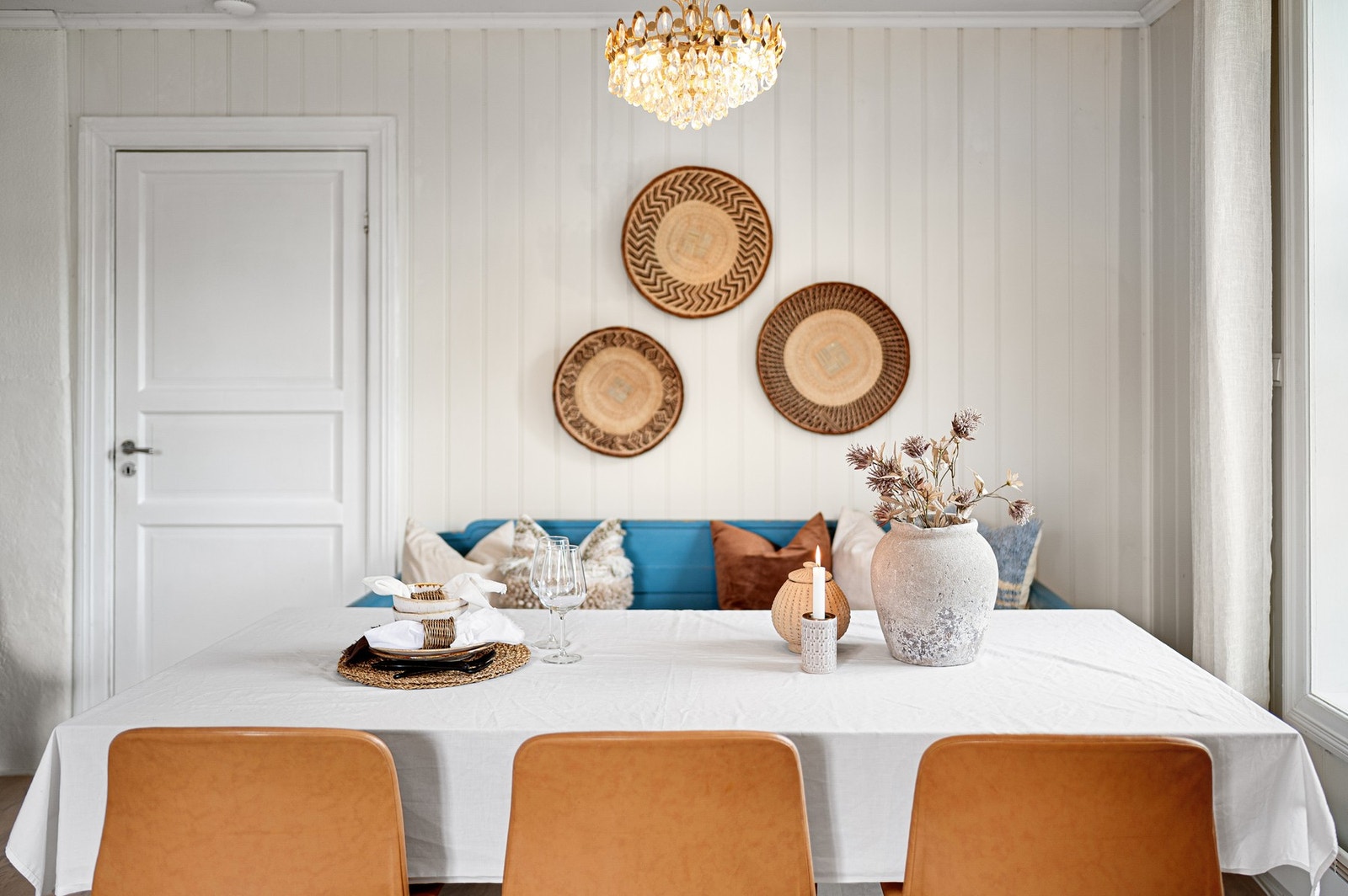 Stuen måler 26,4 m² og har god plass til både sofagruppe og et stort spisebord. Galleribilde