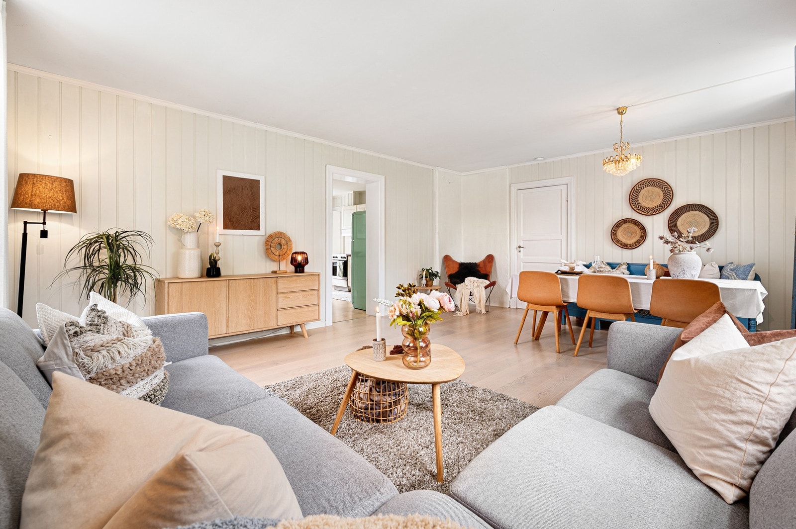 Leiligheten har et bruksareal på 77 kvm og utmerker seg med gjennomlys fra flere sider samt god takhøyde som gir en romslig opplevelse. Galleribilde