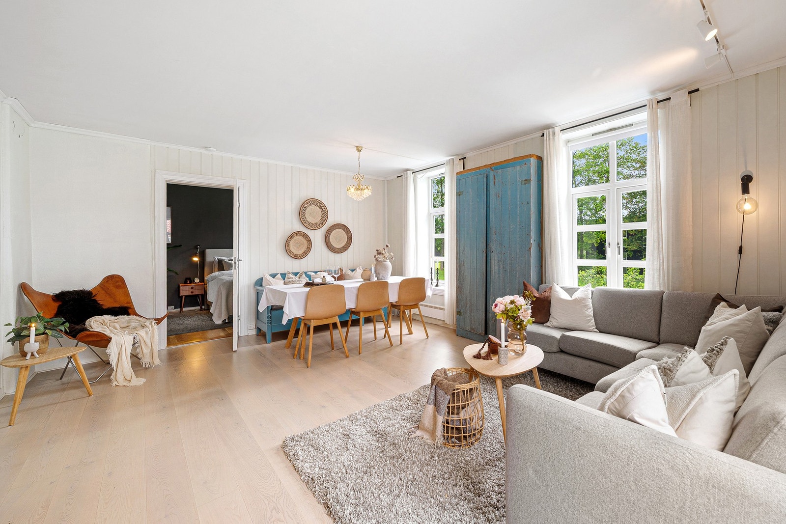 En lys og romslig 3-roms leilighet beliggende i byggets første etasje. Galleribilde