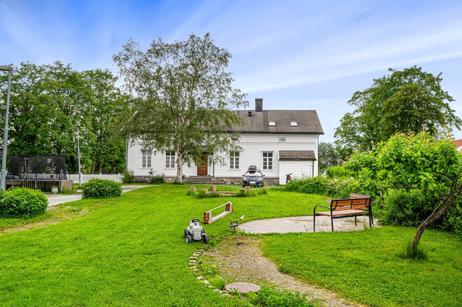 En ideell beliggenhet for både små og store - skjermet fra trafikk og med flotte grøntområder like ved. Galleribilde