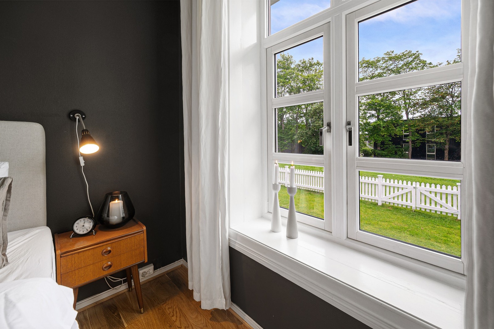 Soverommet er orientert mot byggets bakside, med utsikt til grøntområde - tilsvarende stuen. Galleribilde