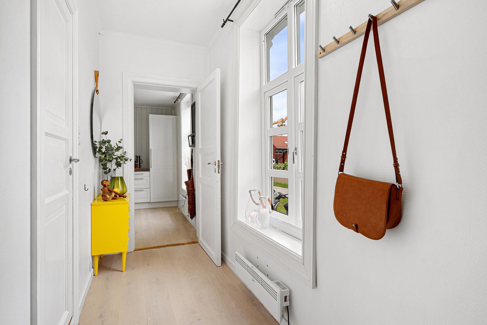 Entréen er utstyrt med opphengsmuligheter for yttertøy og plass til skosone. Galleribilde