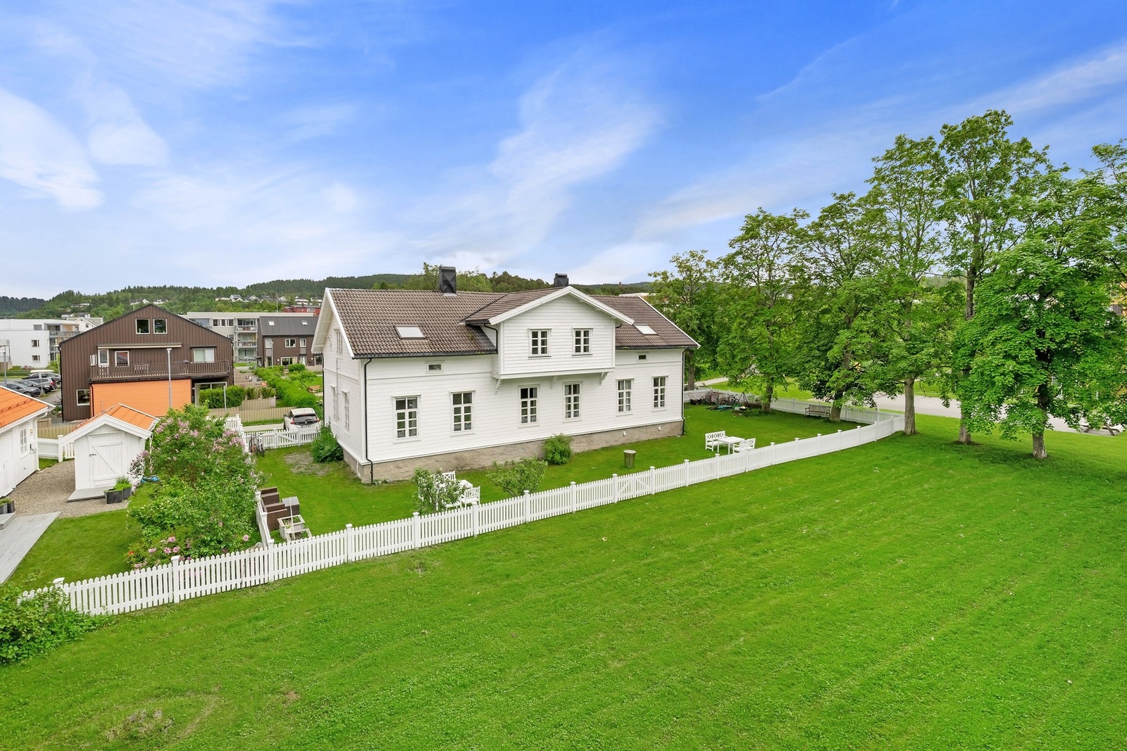 Her bor du på en solrik og tilbaketrukket tomt på hele 839 m² - perfekt for både lek og avslapning. Galleribilde