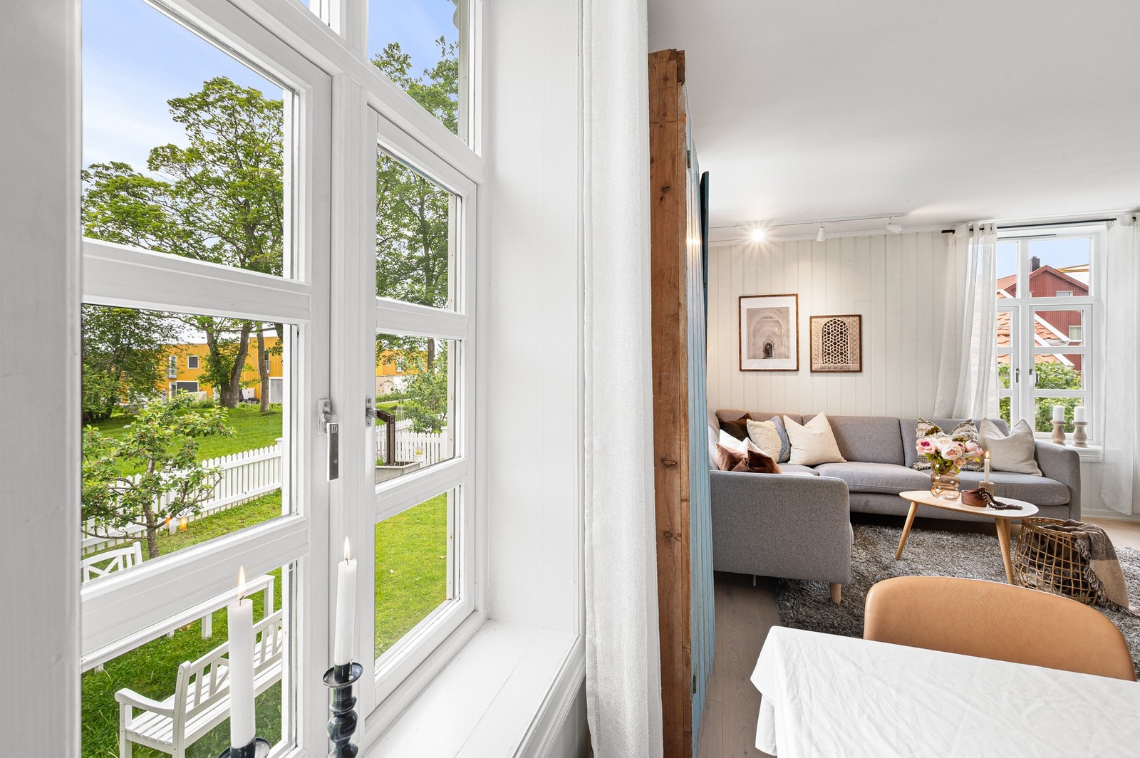 Her får du en stue med utsyn til grønne omgivelser og borettslagets lune felles hage på baksiden av bygget. Galleribilde