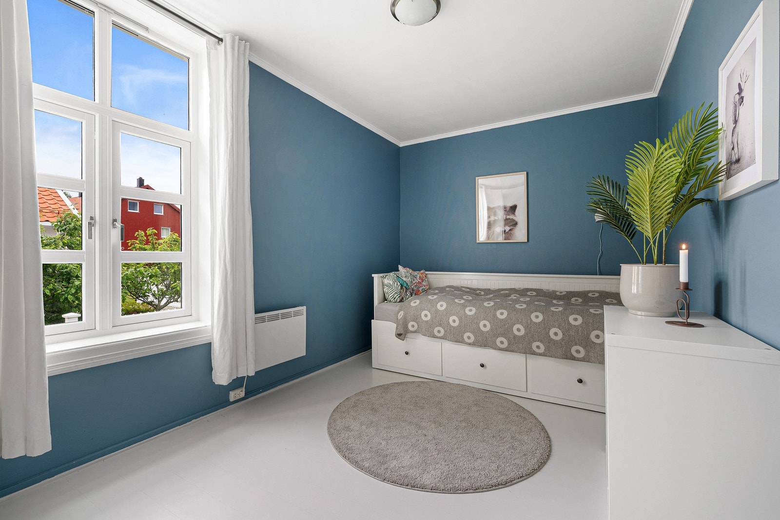 Et lyst og trivelig soverom på 10,7 m². Galleribilde