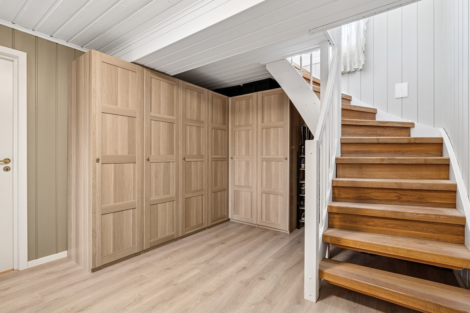 God lagringsplass under trapp. Skapene er nye fra 2022/2023 (dette er gjentagende for alle skap i huset). Galleribilde