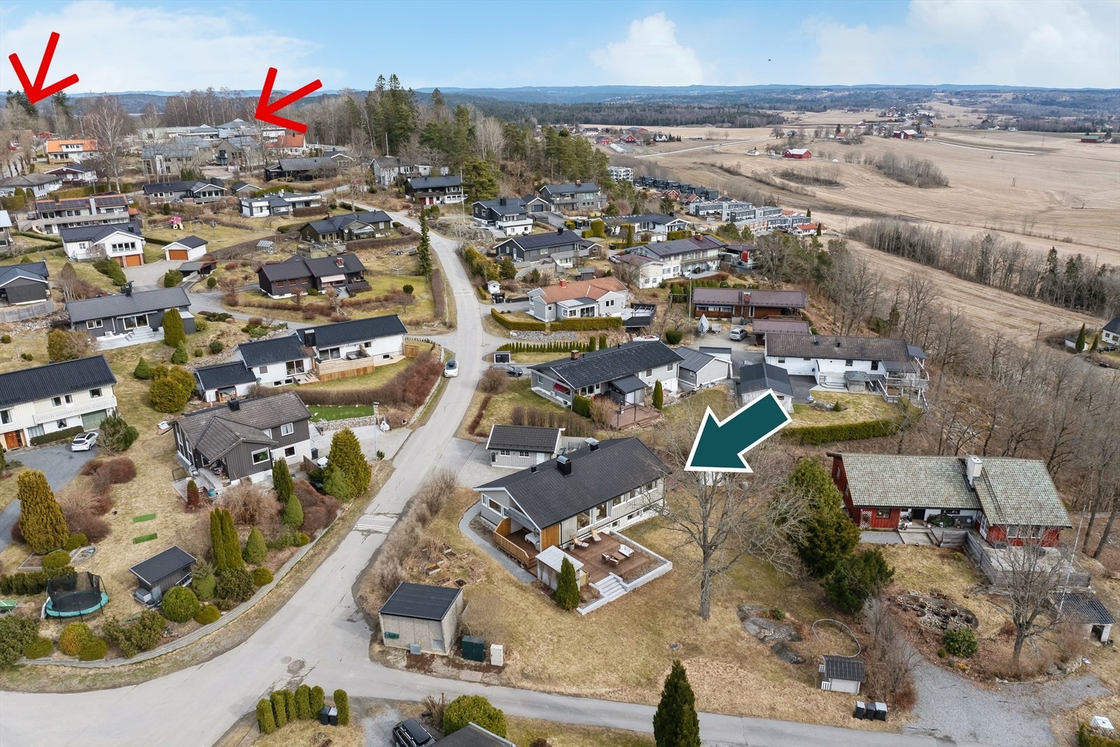 Piler på bildet viser boligens beliggenhet, Heer barneskole og barnehage. Galleribilde