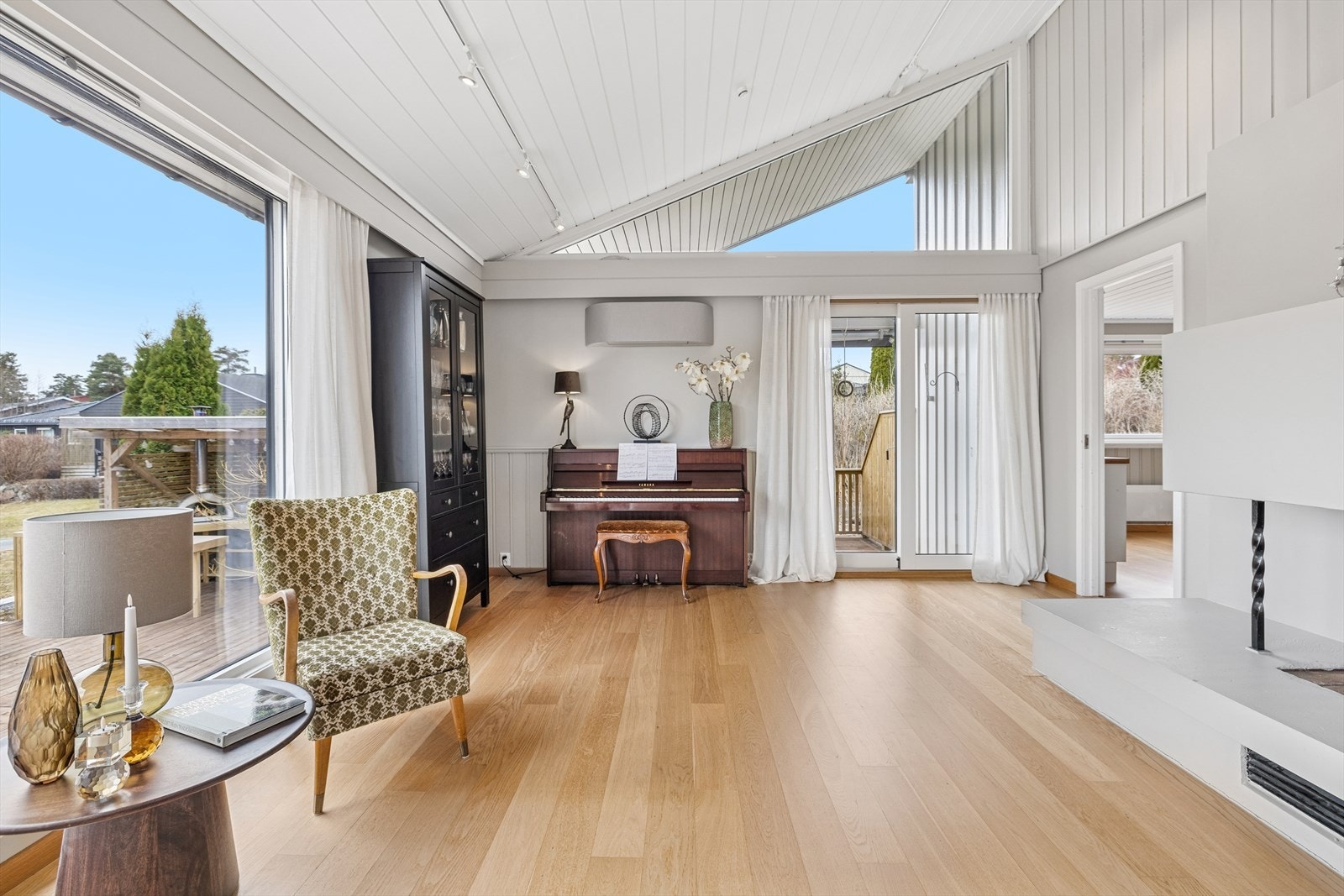 Pent parkettgulv. Over piano er det varmepumpe Galleribilde