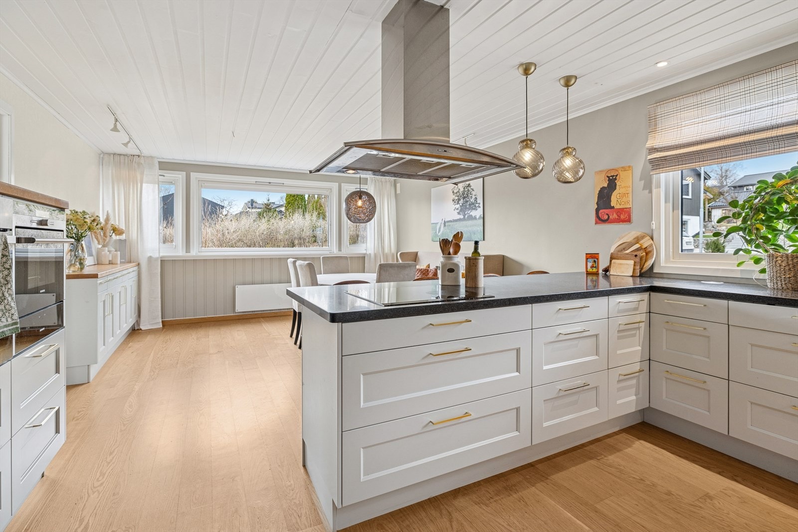 Spiseplass tilknyttet kjøkkenet. Et sosialt og herlig rom! Galleribilde