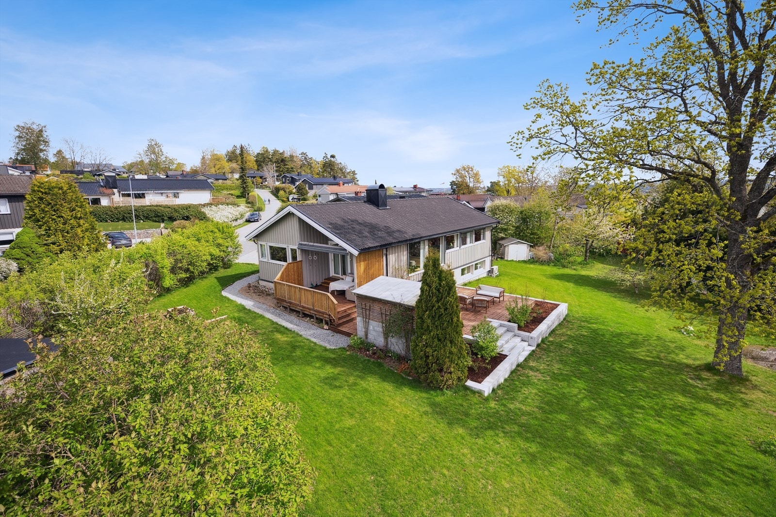 Enebolig med dobbeltgarasje, sjarmerende stor hage og fin opparbeidet terrasse Galleribilde