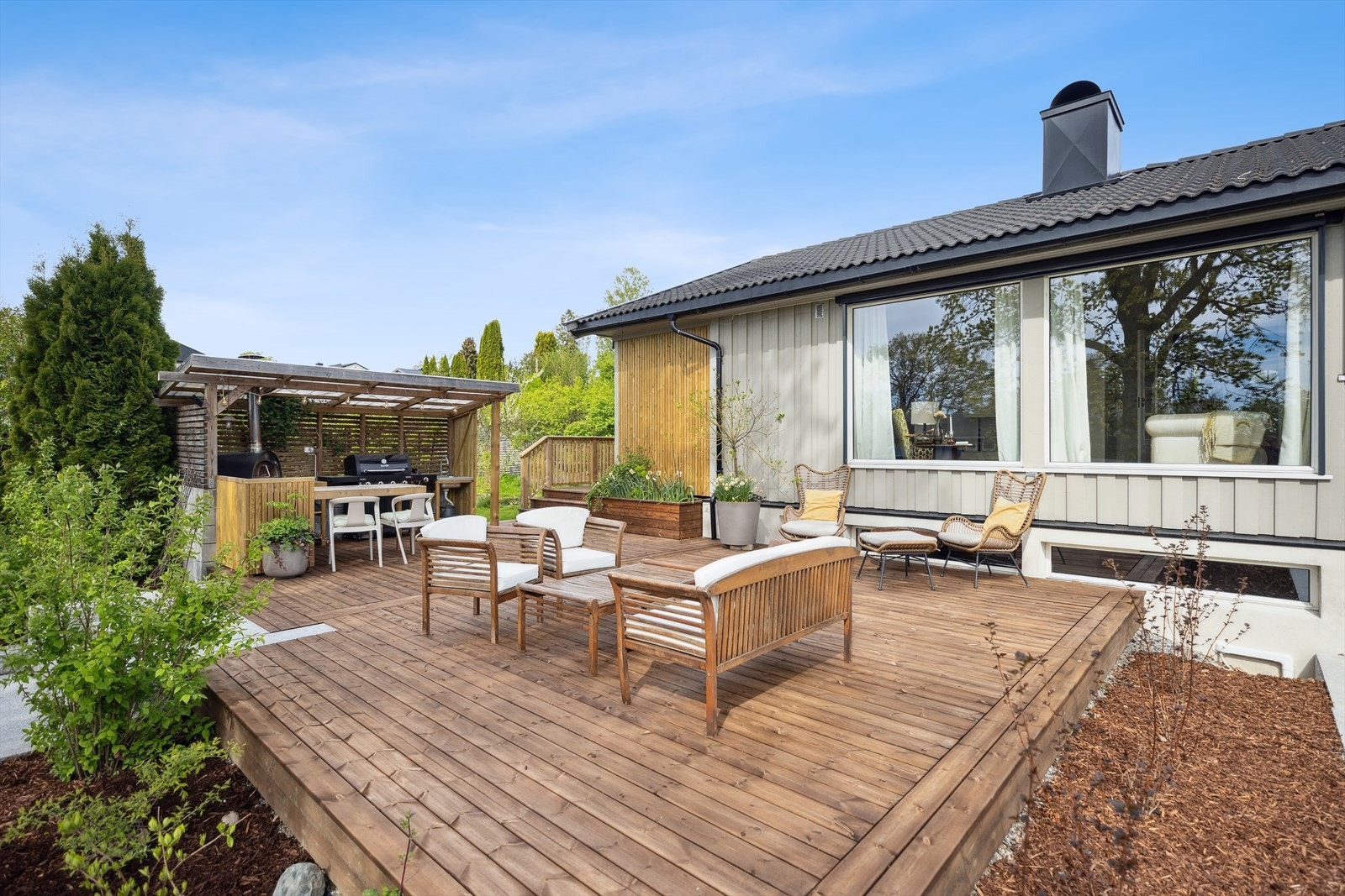 Innbydende terrasse med utekjøkken. Galleribilde