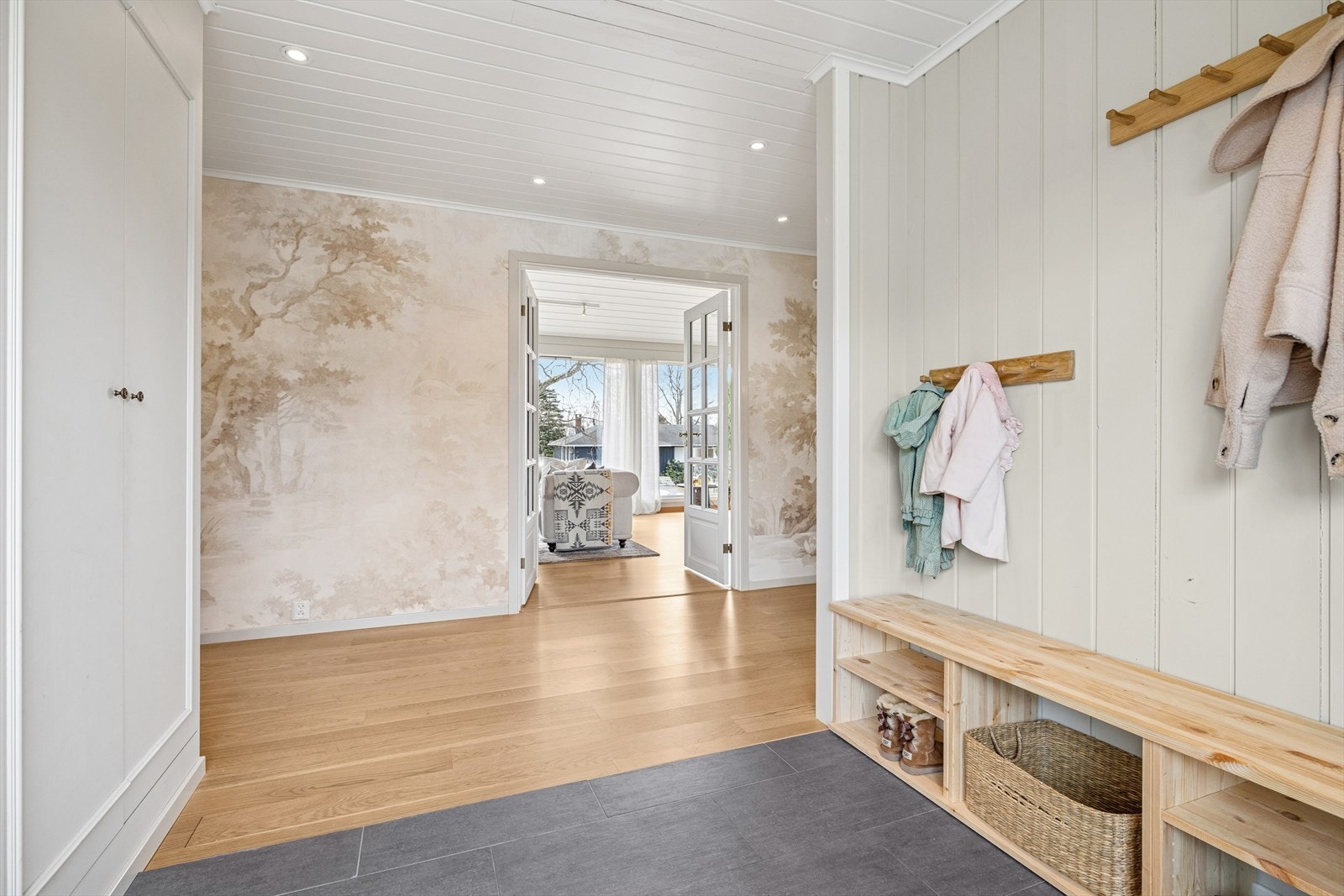 Romslig og åpen entré Galleribilde