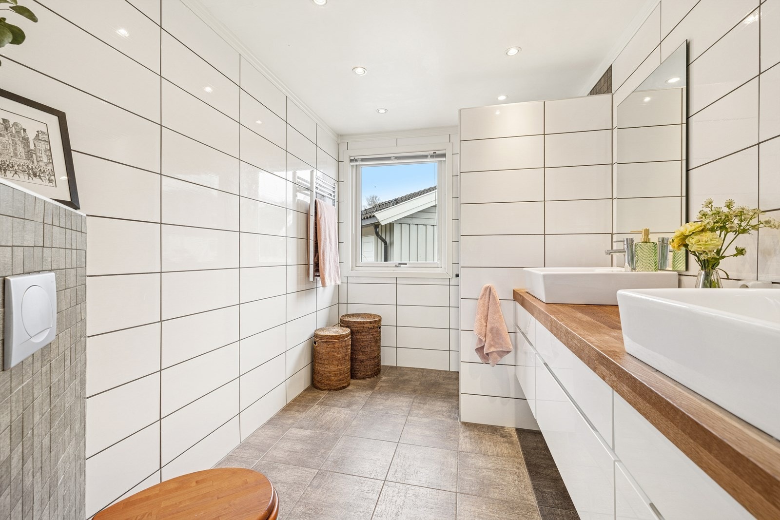 Lekkert bad i 1. etasje med dobbelservant, vegghengt toalett og dusjnisje Galleribilde