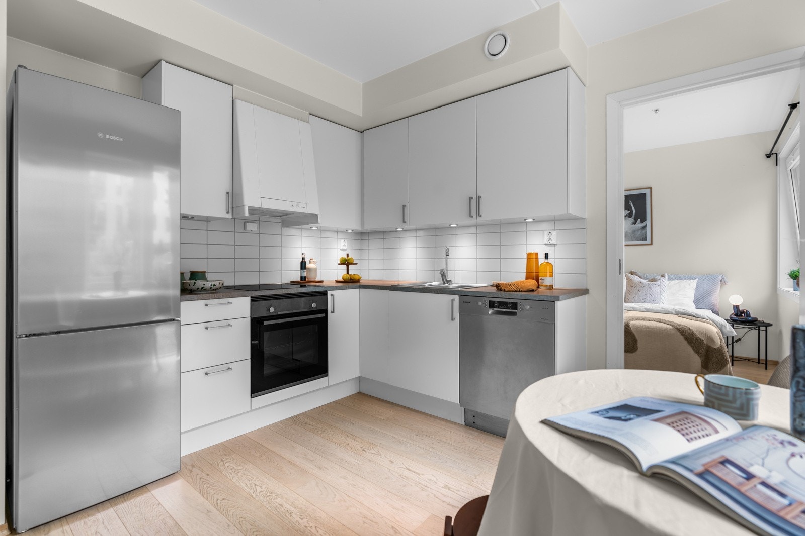 Kjøkken fra Sigdal med glatte fronter. Alle hvitevarer (Bosch) medfølger. Flexit ventilatorvifte med uttrekk via kanal. Galleribilde