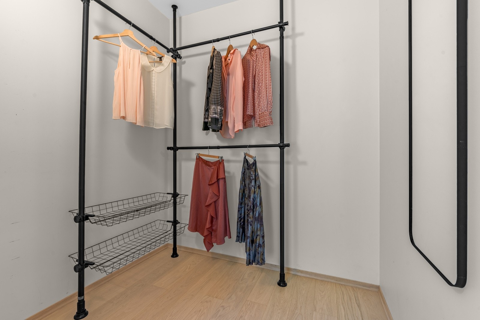 Innvendig bodrom på 4 m2 med klesstativ. Galleribilde
