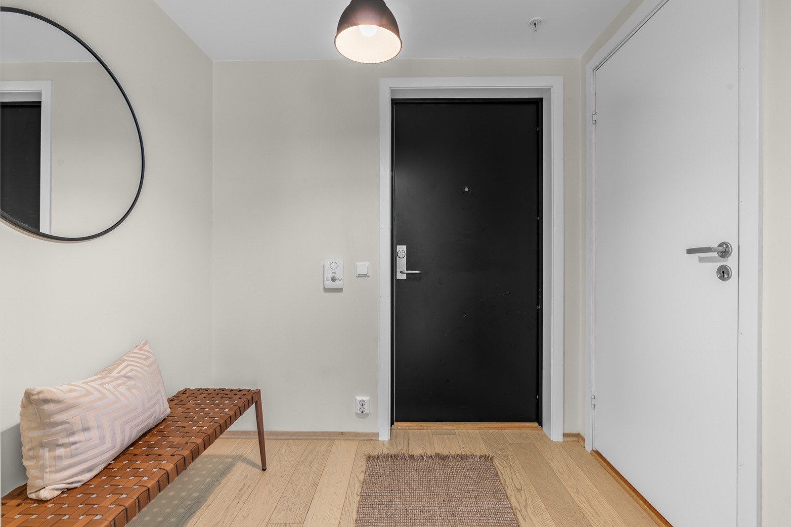 Fin og romslig entré med plass for garderobeløsninger etter eget ønske. Galleribilde