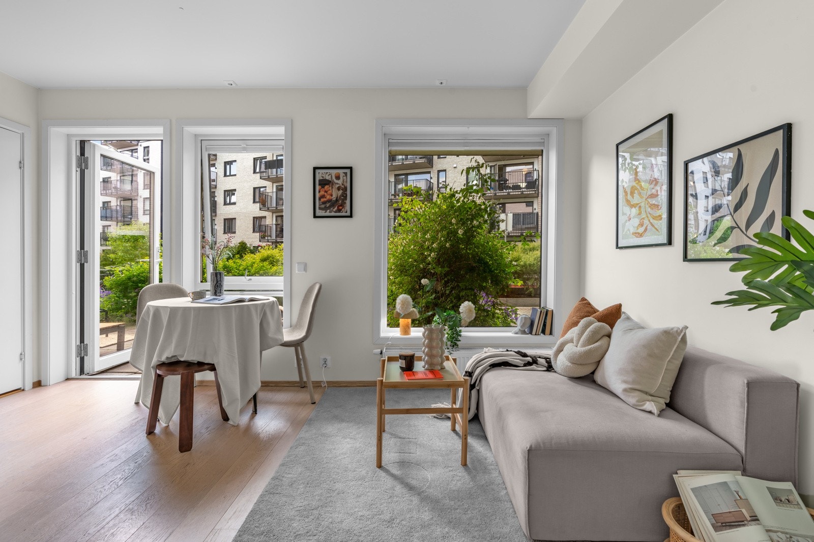 Hyggelig og moderne 2-roms med gode fasiliteter: Stor markterrasse, felles takterrasse, bilfritt og inntil Tiedemannsparken. Galleribilde